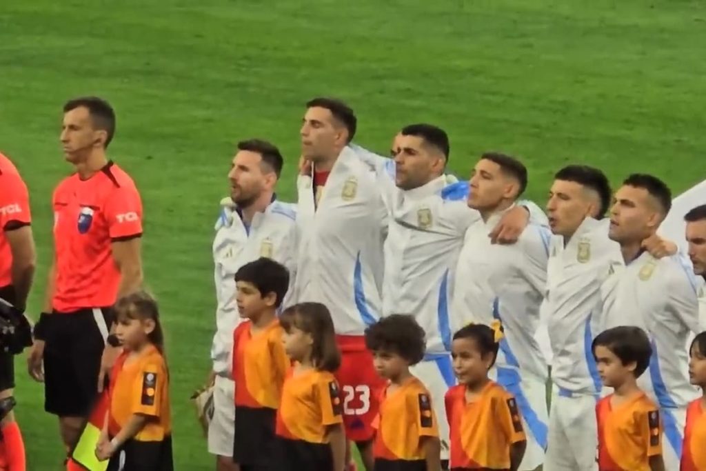 Các cầu thủ Argentina trong lễ chào cờ trước trận đấu