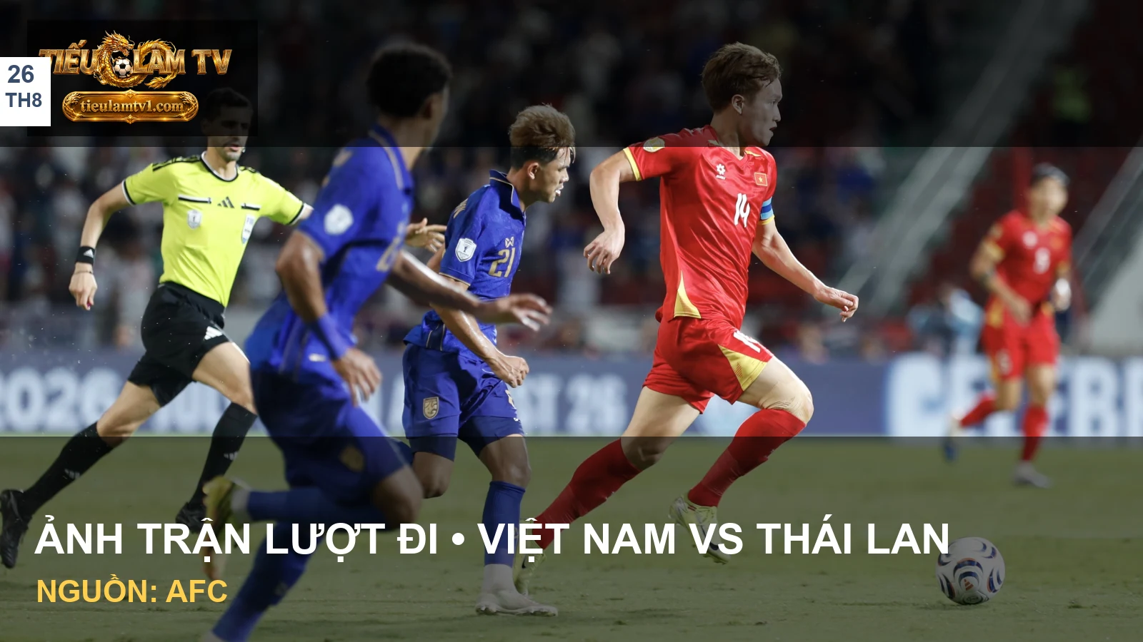 Cầu thủ Việt Nam kiểm soát bóng trước cầu thủ Thái Lan