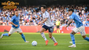 Cầu thủ Como áo trắng dẫn bóng giữa hai cầu thủ Napoli