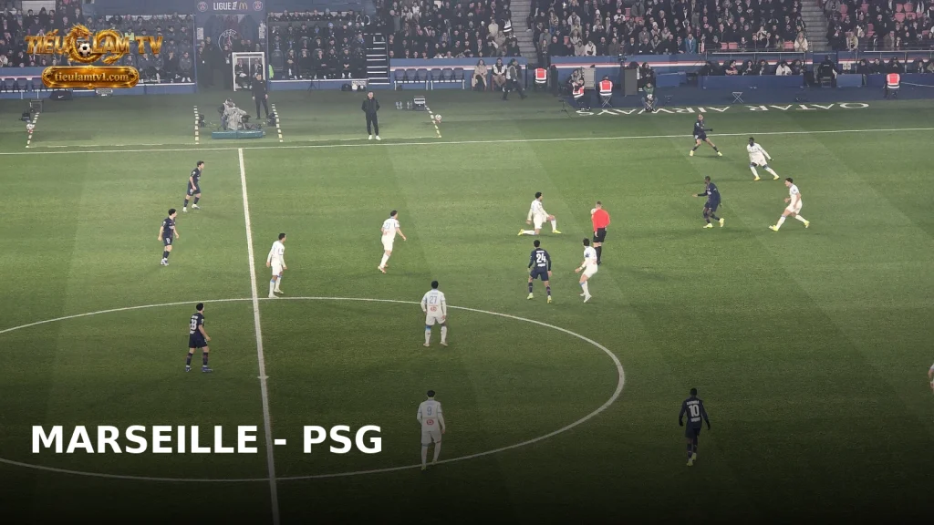 Cầu thủ Paris Saint-Germain và Olympique de Marseille trong trận Ligue 1