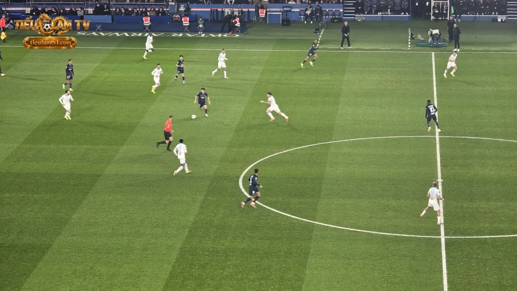 Cầu thủ Paris Saint-Germain và Olympique de Marseille tranh chấp tại Ligue 1